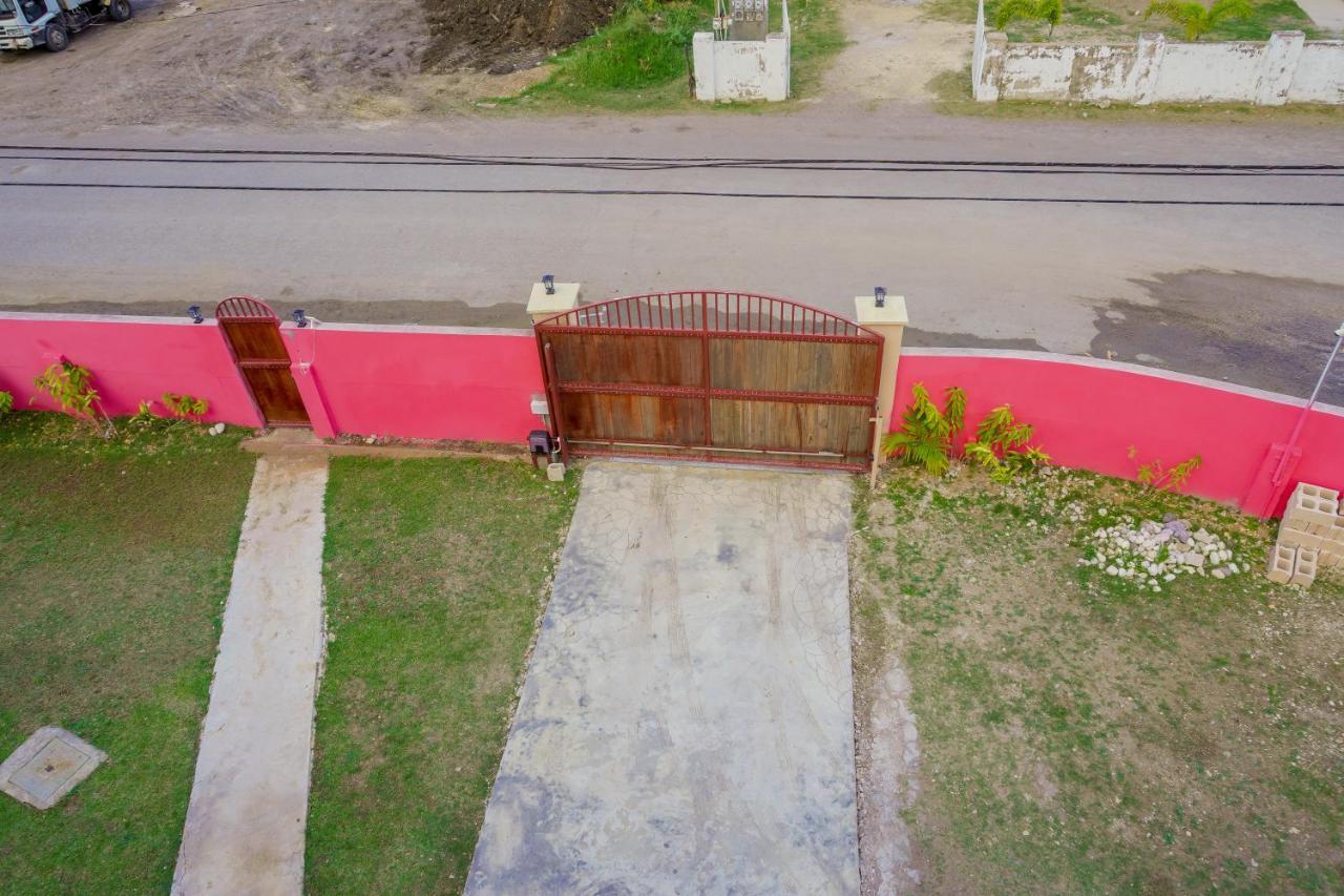 A Taste Of Jamaica Lavern'S Place Ocho Rios Exterior photo